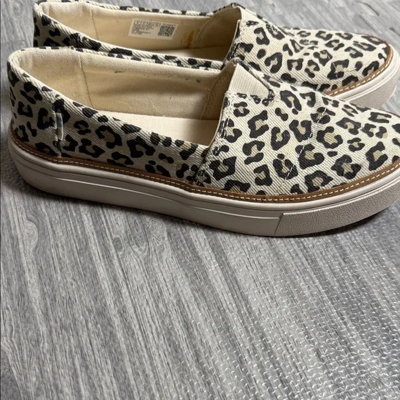TOMS Women's Black and Cream Leopard Slip In Size 8 - Picture 2 of 6
